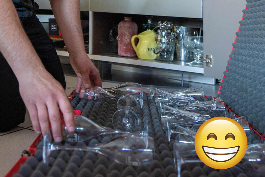 Zoom sur : conditionnement des verres dans des valises plastique avec mousse