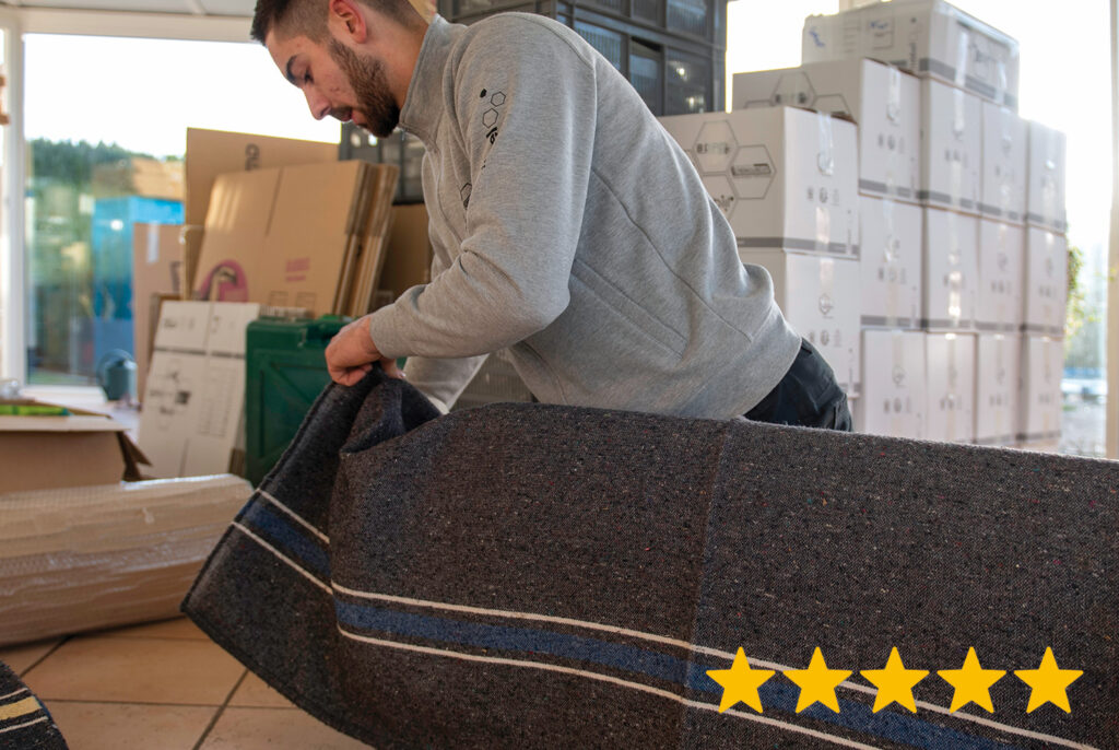 Mise sous couverture molletonnée par un déménageur professionnel