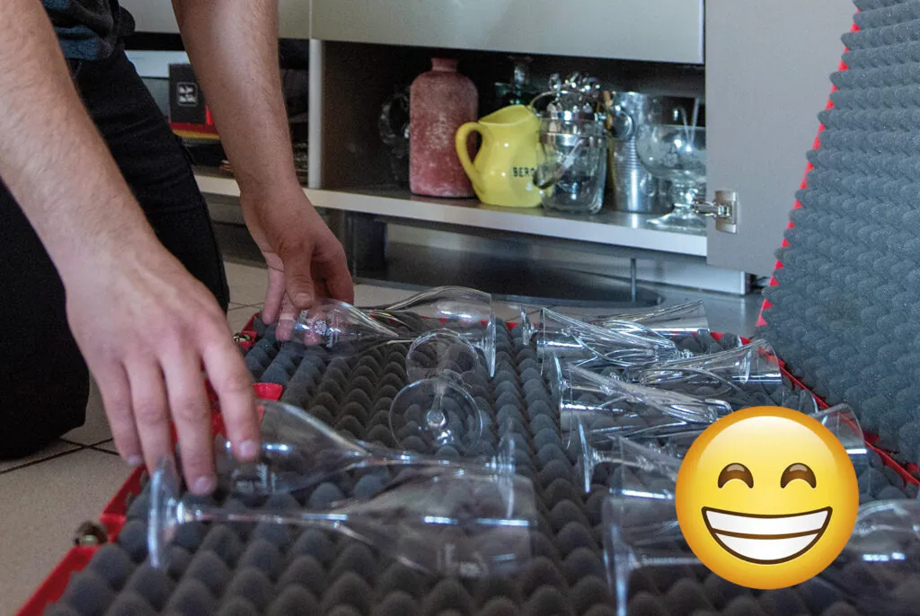 Zoom sur : conditionnement des verres dans des valises plastique avec mousse