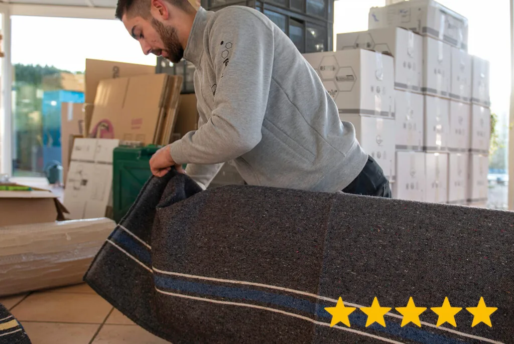 Mise sous couverture molletonnée par un déménageur professionnel